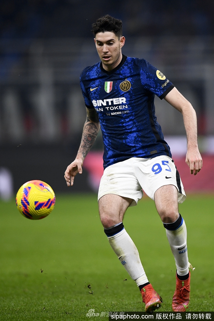 巴斯托尼弯下腰，双手扶着膝盖，汗水浸湿了他的发丝。他那专注的神情仿佛在计算着下一秒的防守路线，这位年轻后卫身上散发着与年龄不符的沉稳与责任感。