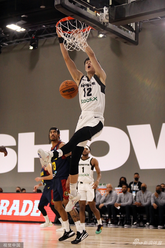 曾凡博在三分線外果斷出手，皮球劃出一道美妙的弧線空心入網，瞬間點燃全場