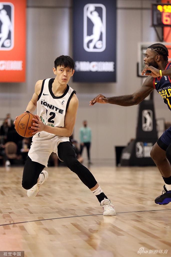 曾凡博在內線卡位要球，他利用身體優勢占據有利位置，高舉右手示意隊友傳球