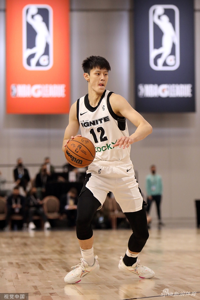 曾凡博在底線附近持球，面對貼身防守，他用一個試探步晃開空間，眼神堅定地觀察隊友