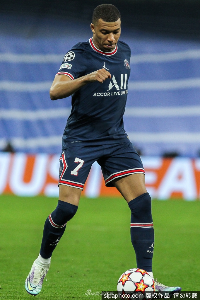 姆巴佩身着国家队战袍，眼神坚毅地望向远方，仿佛正在思考下一个需要征服的目标。