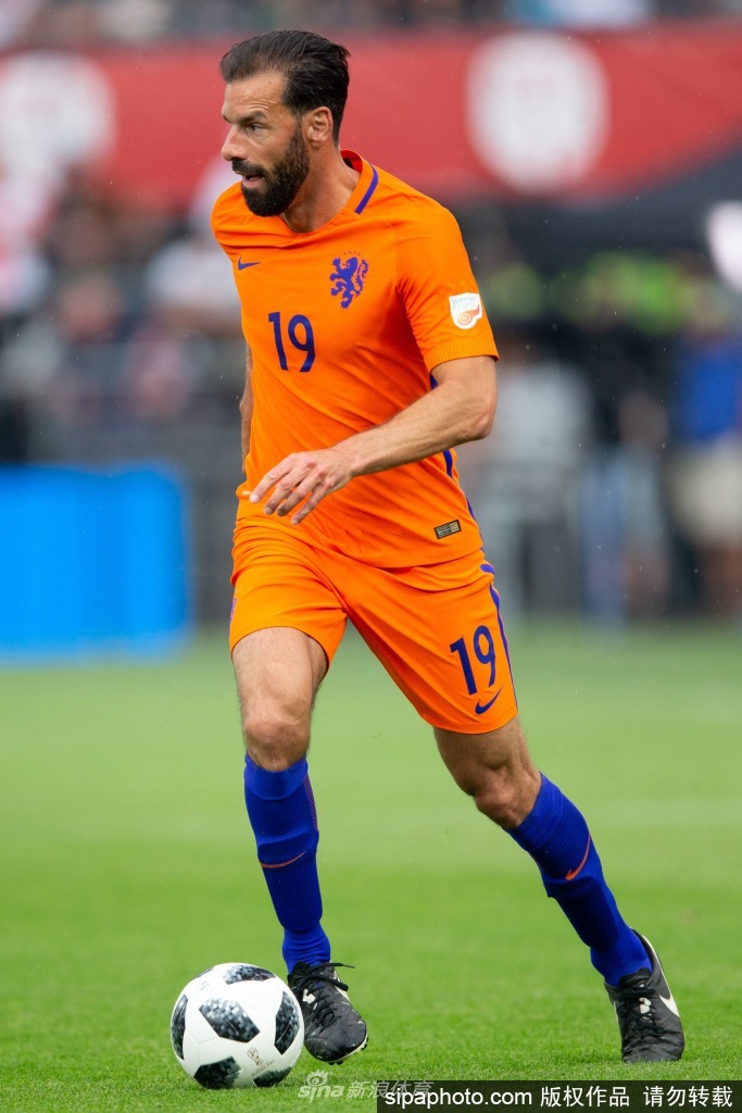 范尼在训练场上专注指导球员，亲身示范技术动作，尽显少帅严谨细致的执教风格