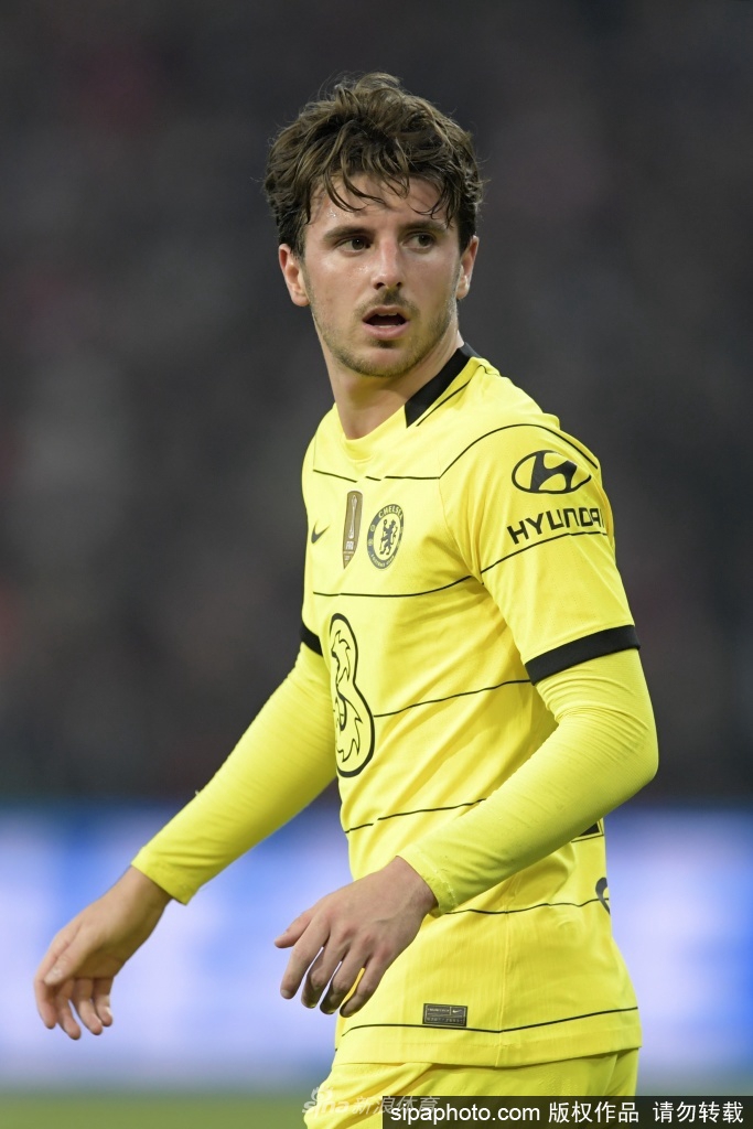 芒特在训练中专注地进行控球练习，表情认真，体现了天才球员背后所付出的辛勤与汗水