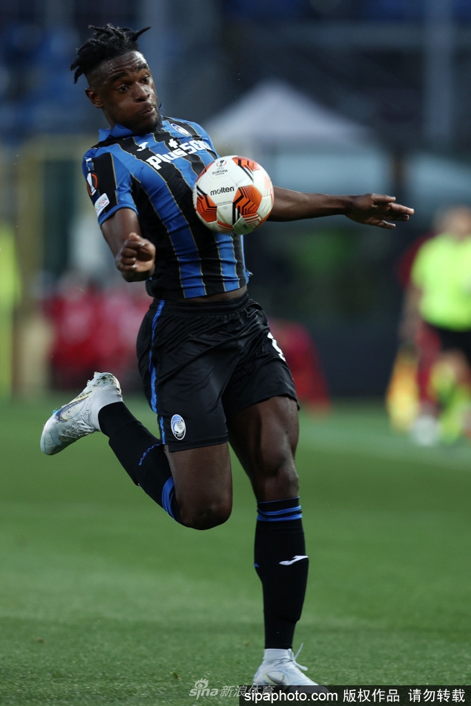 进球后萨帕塔张开双臂激情奔跑庆祝，脸上洋溢着纯粹的喜悦与释放，队友正从后方赶来与他一同分享这一刻。