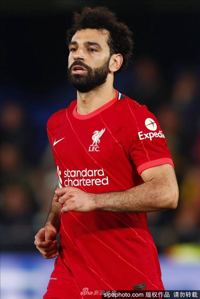 萨拉赫与法比尼奥激情相拥庆祝，两人脸上洋溢着释放与狂喜，这一刻是团队信任与个人才华交织的胜利。