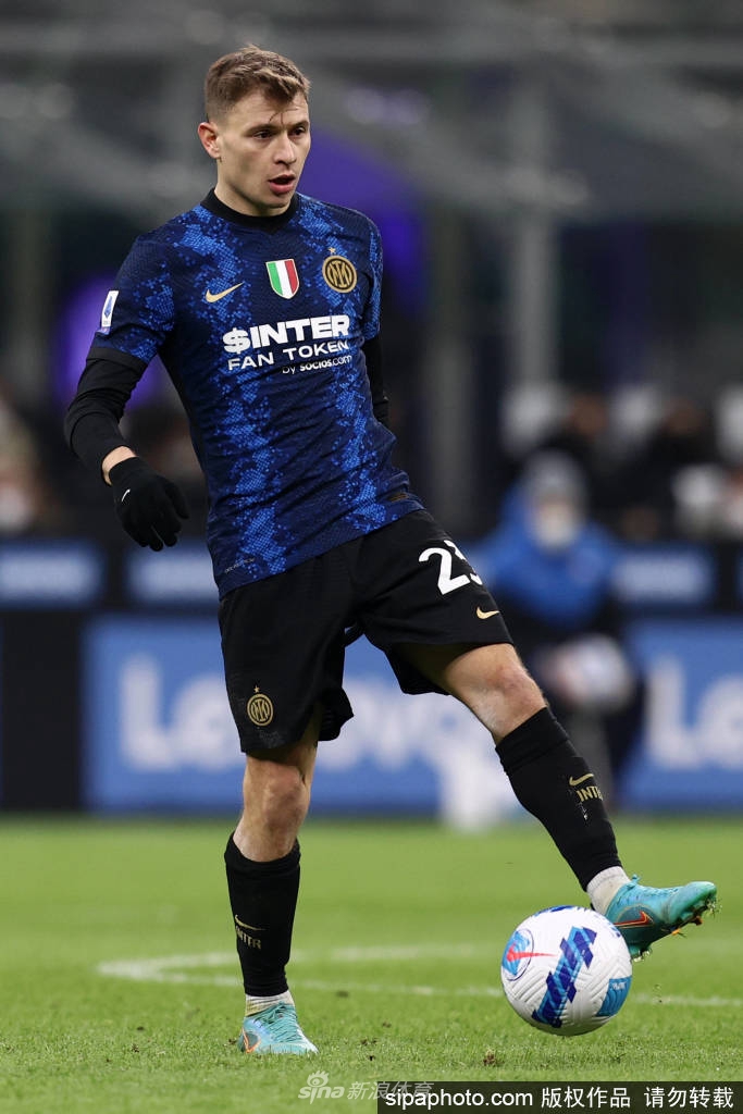 巴雷拉进球后与队友紧紧拥抱庆祝，全队围成一团，展现国际米兰坚不可摧的团队精神和夺冠喜悦