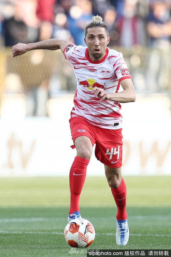 坎普尔在训练中专注控球，身披莱比锡红色战袍的身影与绿茵场融为一体，尽显核心风范。