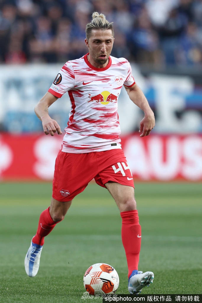 新闻发布会上的坎普尔目光坚定，手持印有2024字样的球衣，象征着与俱乐部未来的约定。