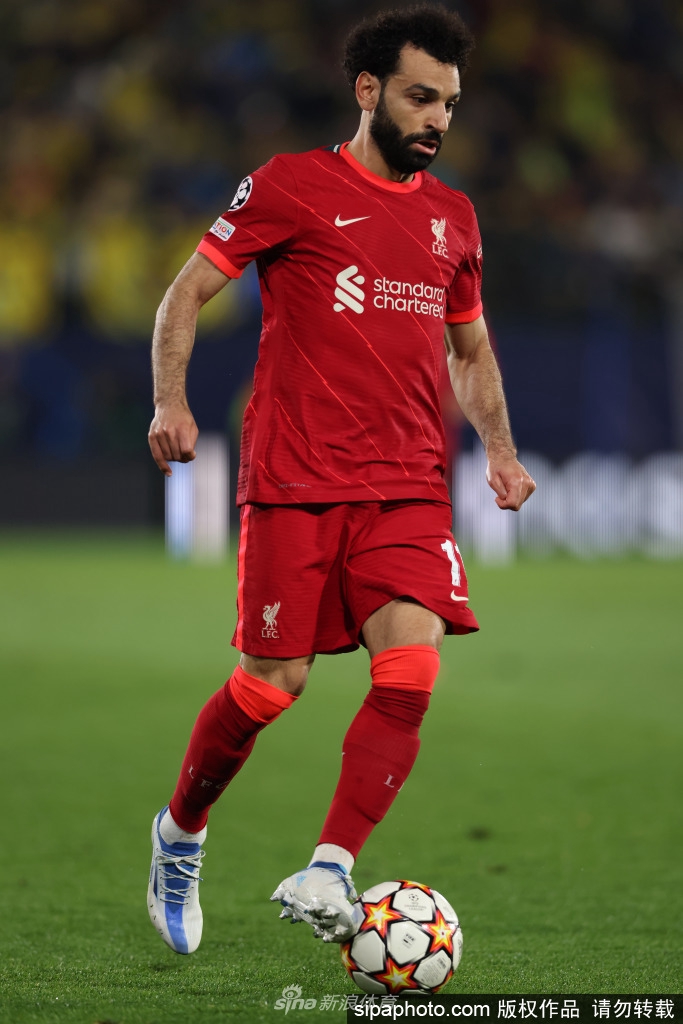 萨拉赫突破防守球员，展现标志性的灵活带球技巧