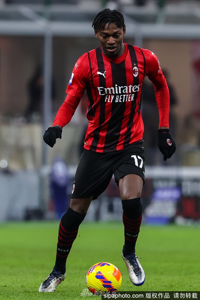 莱奥加速冲刺，将对手远远甩在身后的飒爽英姿