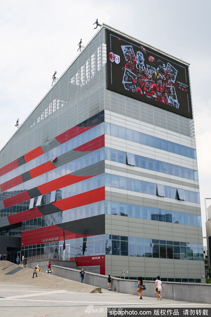 AC米兰传奇人物保罗·马尔蒂尼与现场嘉宾共同举杯庆祝，他的留任被视为连接俱乐部辉煌过去与光明未来的关键纽带。