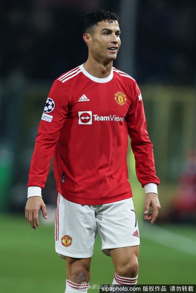 萨拉赫与孙兴慜共享金靴时刻：两位顶尖射手在概念图中并列，象征着他们共同缔造的进球纪录与赛季辉煌，背后是闪耀的金靴奖杯。