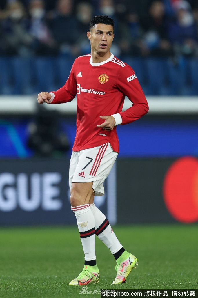 C罗在曼联比赛中坚定指挥：身着红色战袍的王者立于绿茵场，目光如炬，正在指挥队友跑位，展现其领袖风范。