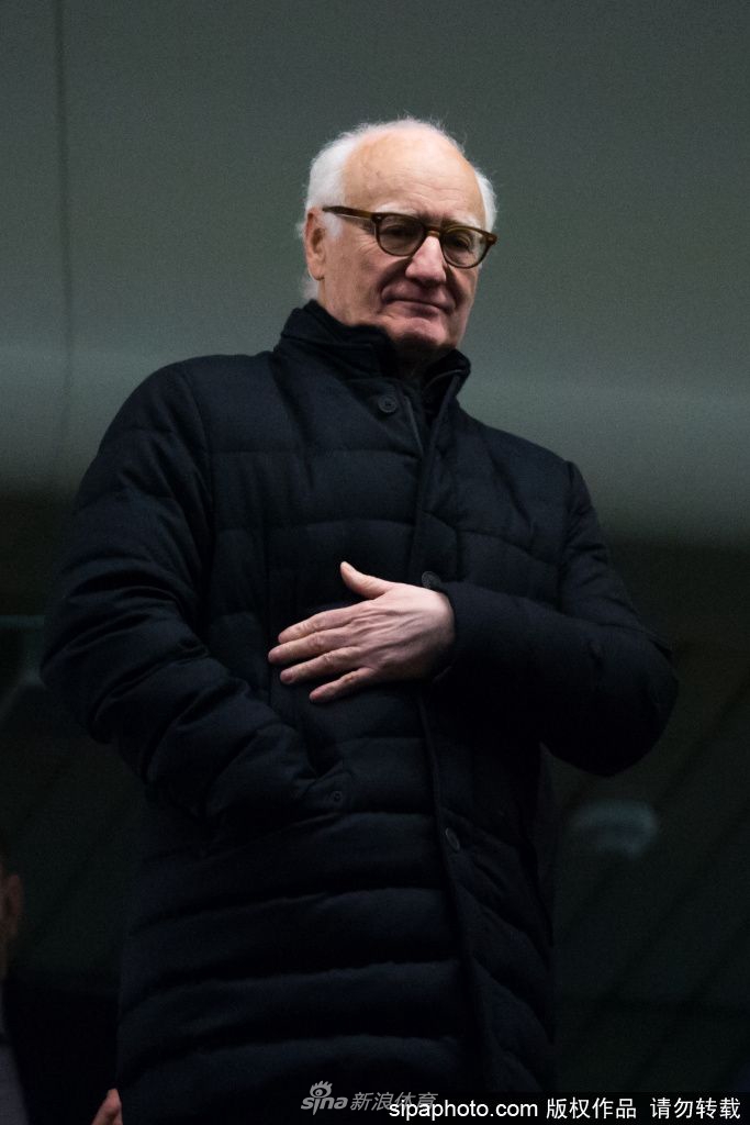 镜头捕捉到巴克在球场边专注凝望比赛，眼神中透露出对俱乐部深沉的热爱与牵挂。