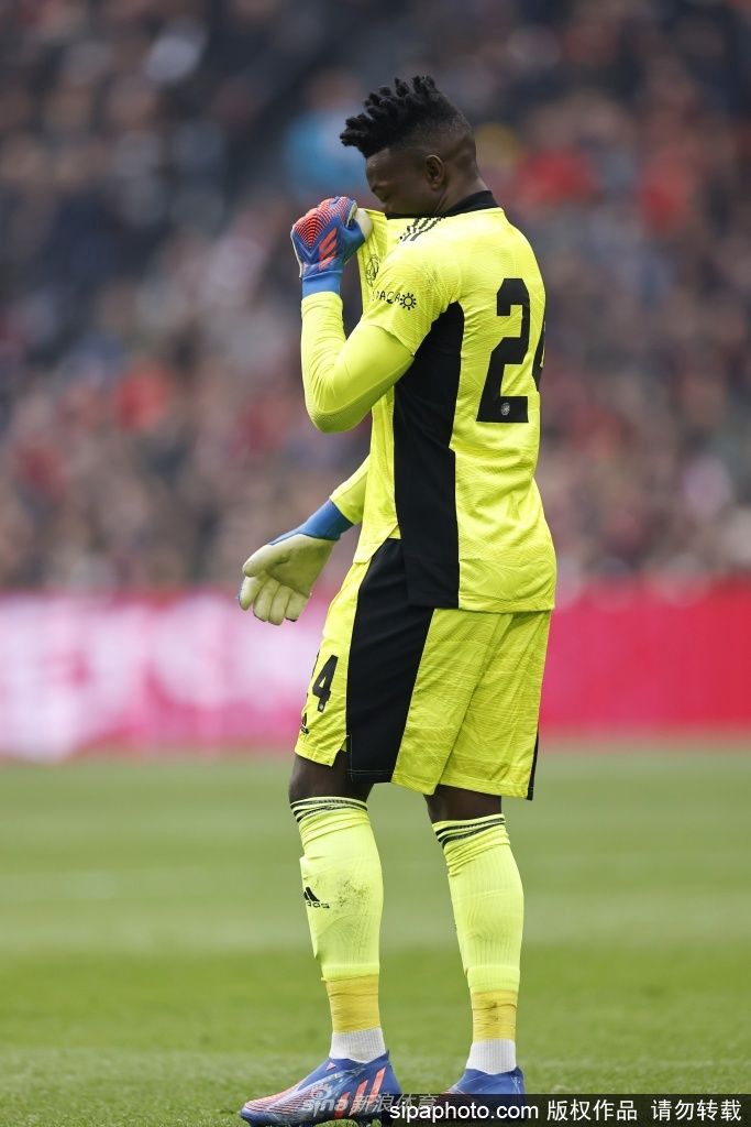 奥纳纳在新闻发布会上手持印有自己姓名的国际米兰球衣，神情专注，标志着正式成为蓝黑军团的一员。