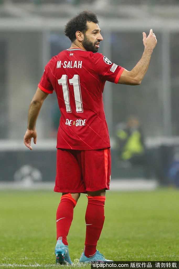 萨拉赫与家人一同站在球场边，共享温馨时刻，展现了巨星赛场之下作为丈夫与父亲的柔软一面。