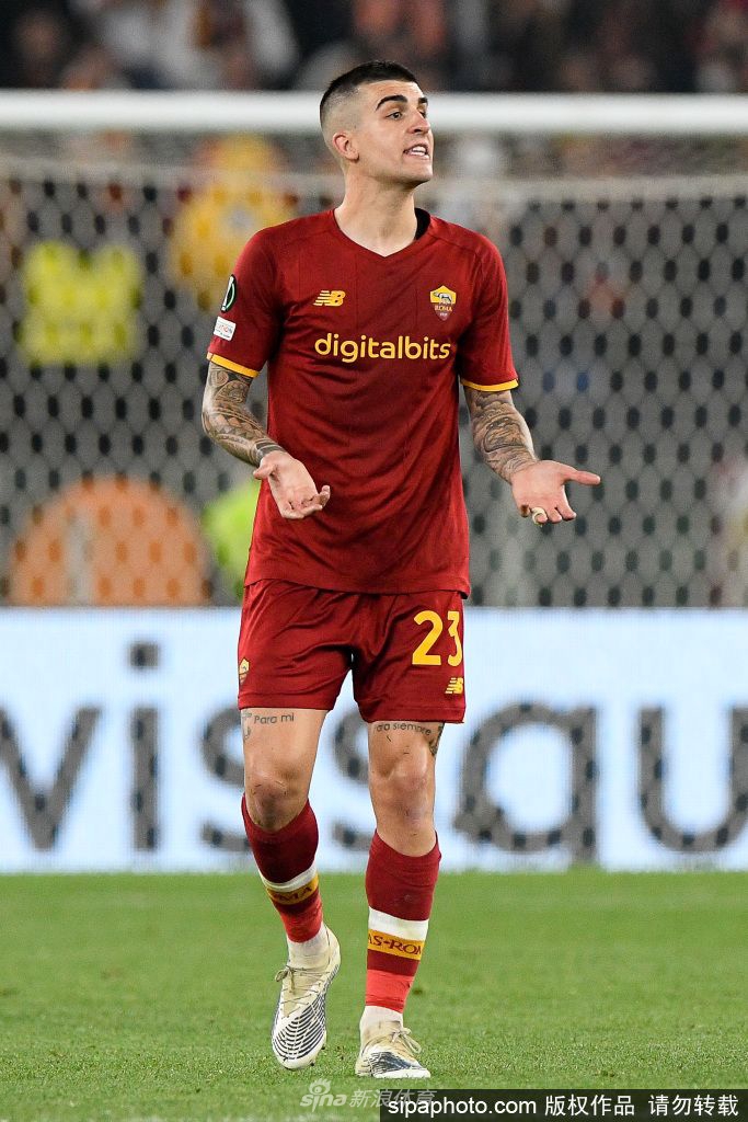 曼奇尼在主场奥林匹克体育场激情庆祝，他紧握双拳面向看台怒吼，身后是沸腾的罗马球迷，画面充满了胜利的荣耀与血脉贲张的激情。