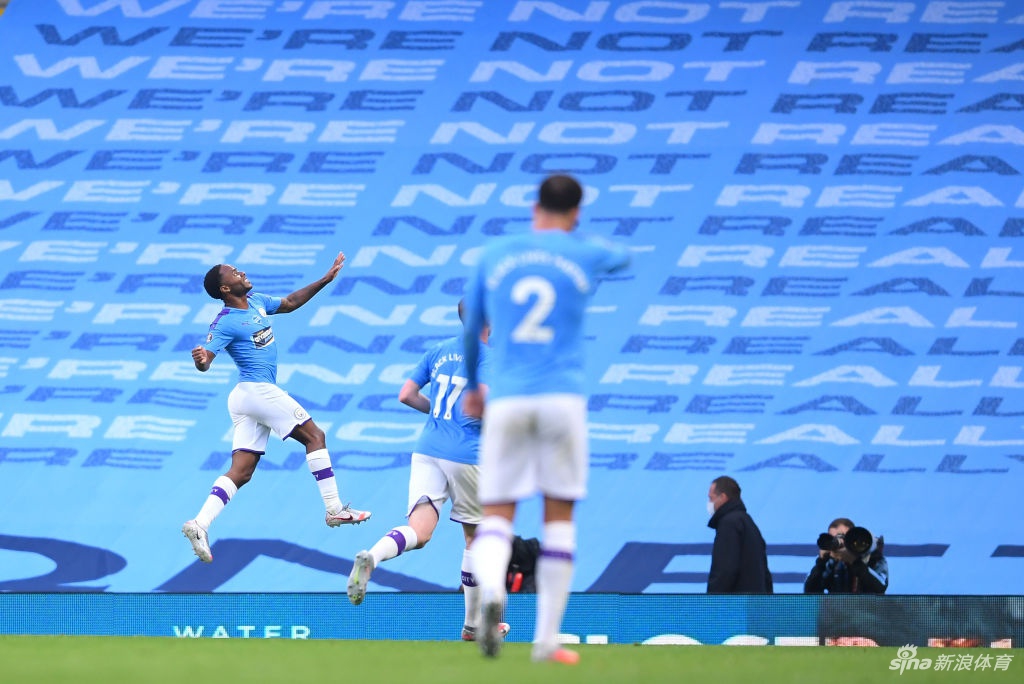 蓝月众将相拥而庆，宣泄百日复赛的激情