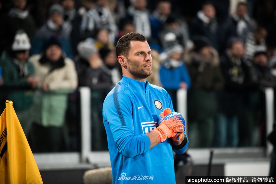 帕德利身披国米门将球衣，在训练场上舒展双臂，眼神专注地凝视前方，仿佛在守护着身后的蓝黑之城。