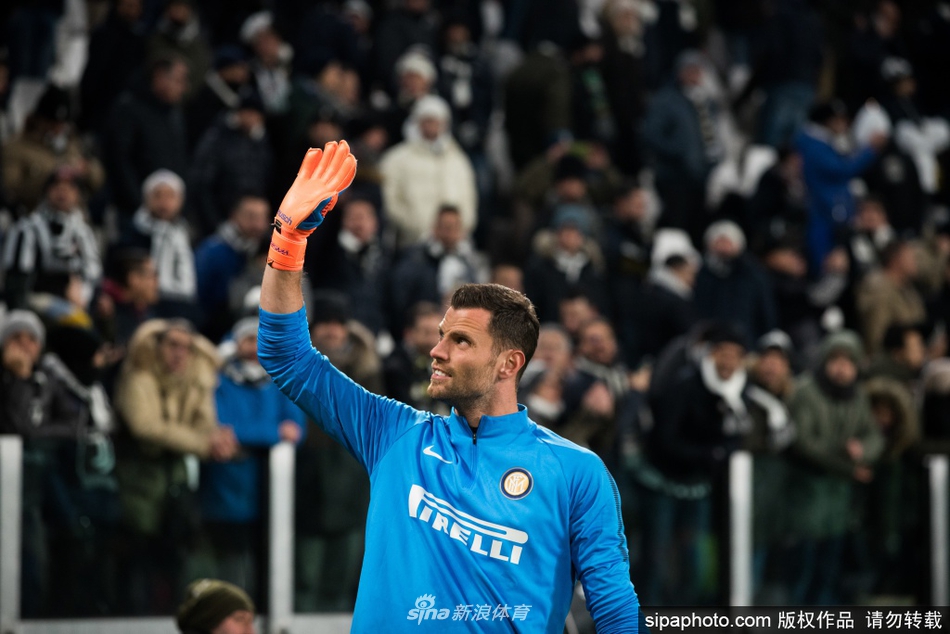 在国米官方续约仪式上，帕德利在合同上郑重签下自己的名字，脸上洋溢着安详而满足的微笑，背后是象征荣誉的国米队徽。