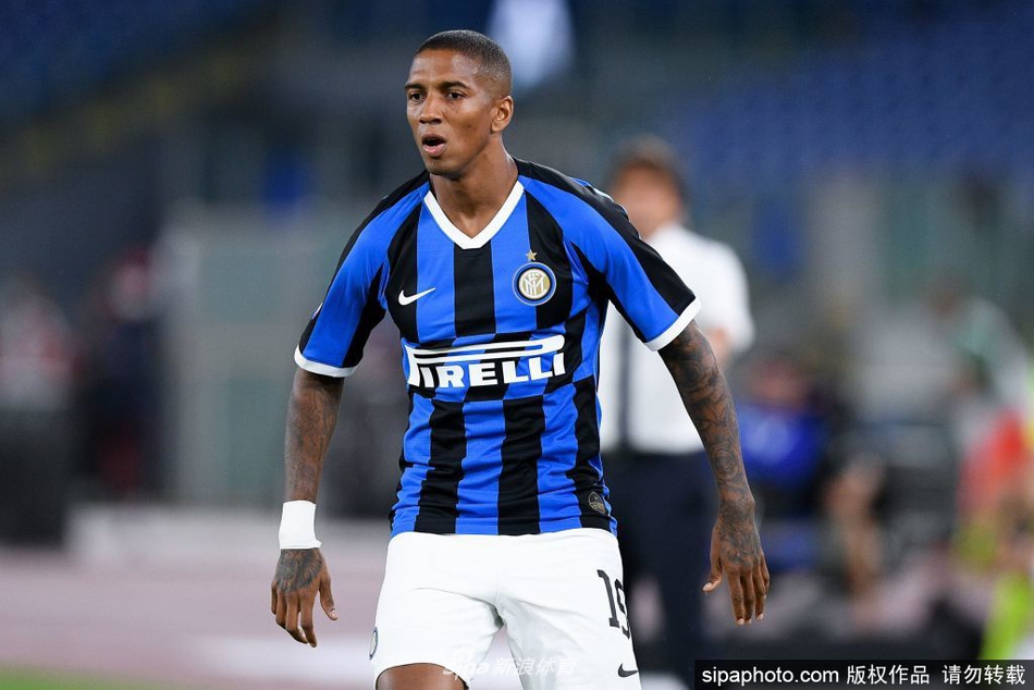 阿什利·扬在比赛中奋力拼抢，即使身陷重围也毫不退缩，他那不服输的劲头正是国际米兰所需要的，但此刻他只能在家中通过电视为球队加油。