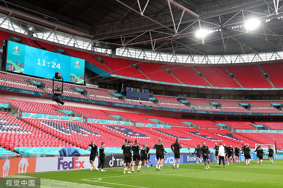 训练场上，一名捷克球员全速冲刺，脚下的皮球仿佛与他融为一体。他身后的队友紧紧追赶，两人在高速对抗中展现着即将到来的比赛中所必需的拼劲与决心。