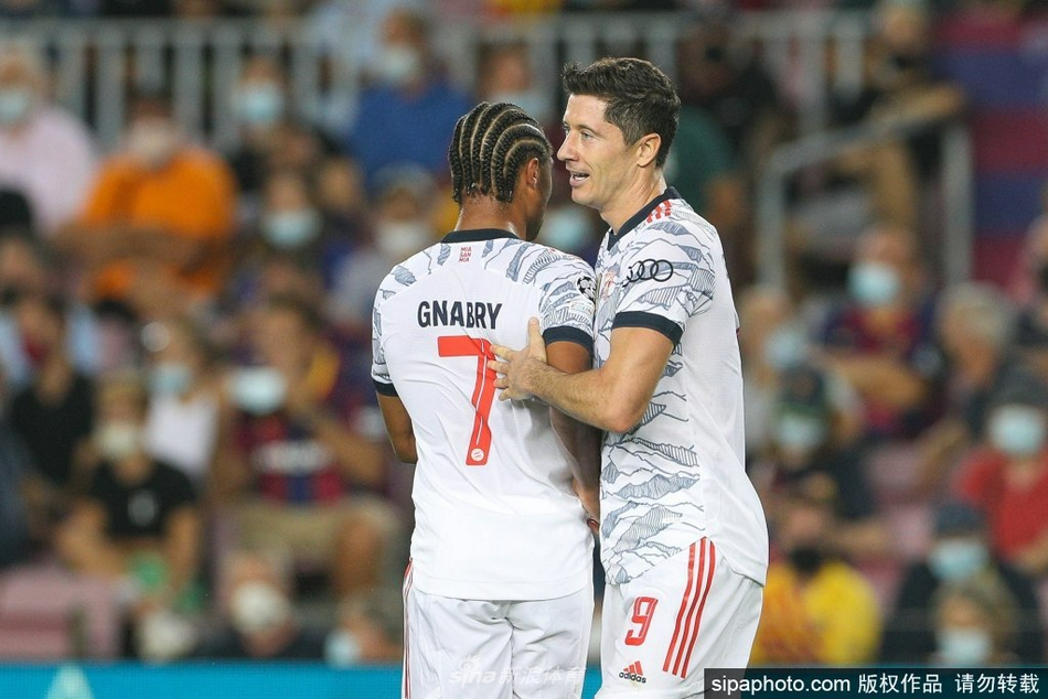 萊万在多名防守球員的包夾下，依然憑藉出色的身體對抗能力護住皮球，眼神中透露出必勝的決心與對進球的渴望。