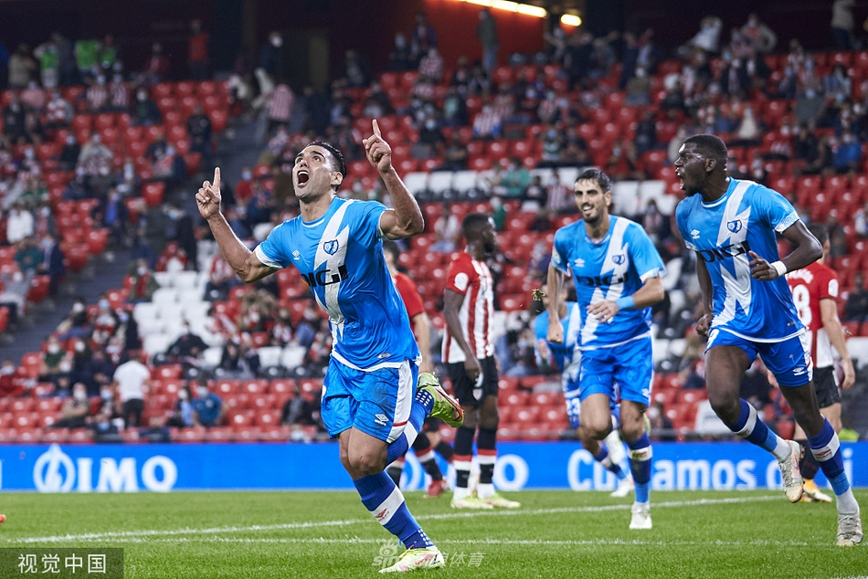 绝杀后，巴列卡诺全队陷入疯狂庆祝，法尔考被队友团团围住，每个人的脸上都写满了难以置信与狂喜。