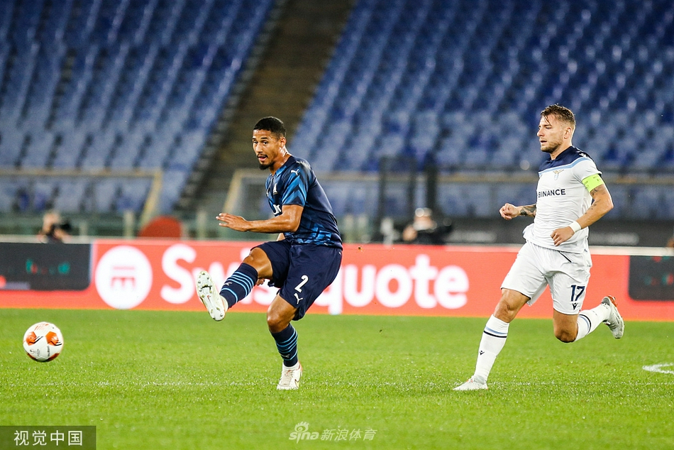 马赛门将保-洛佩斯飞身跃起，双拳将拉齐奥球员佩德罗势在必进的射门击出禁区。