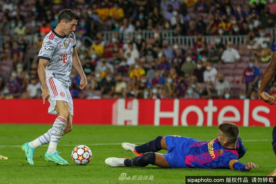 莱万在人群中高高跃起，舒展的身体犹如一张拉满的弓，定格了力与美的完美结合，对手只能望其项背。