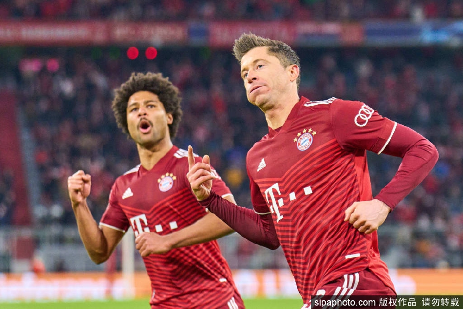 比赛结束后莱万手持比赛用球向观众致意，脸上洋溢着创造历史后的自豪与喜悦