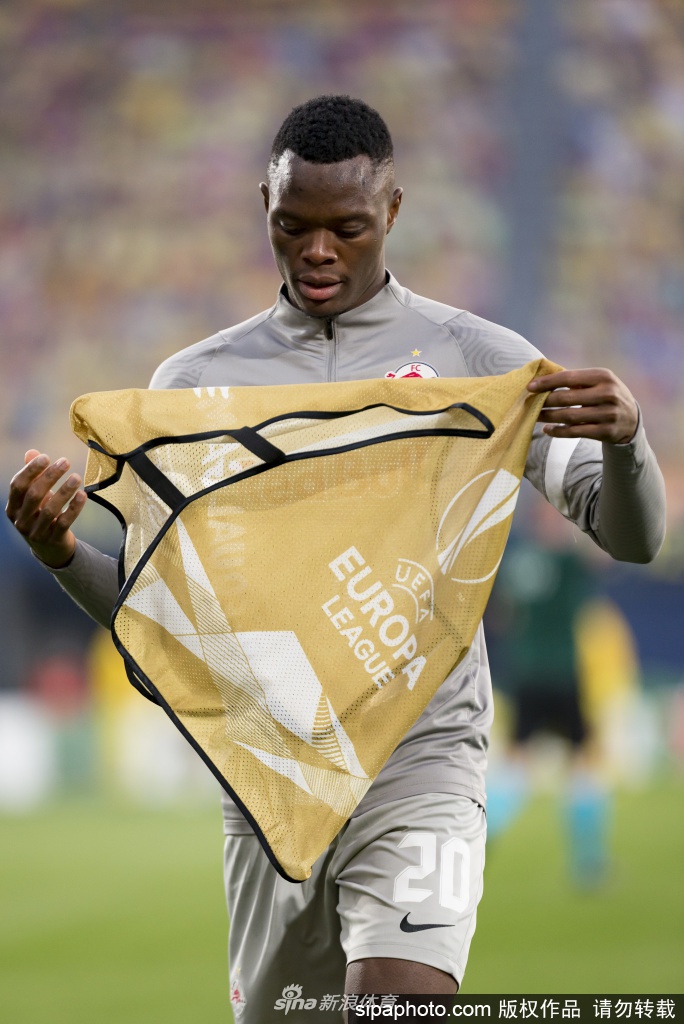 在萨尔茨堡红牛的欧联杯赛场上，身披红白战袍的达卡犹如一道黑色闪电，在对手的严密防守中疾速奔袭，眼神中透露出少年老成的犀利与果敢。