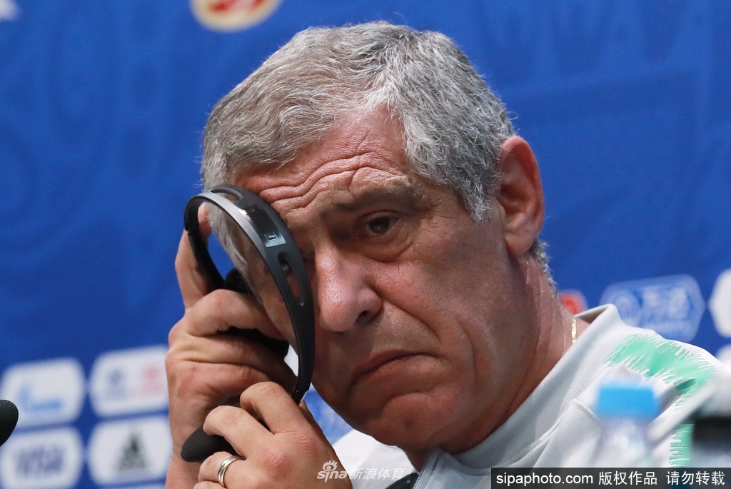 在里斯本的训练场上，桑托斯双手插兜，目光如炬地注视着球员们的训练，他的身影与远处的灯光融为一体，仿佛一位在暗夜中为舰队指引航向的沉稳船长。