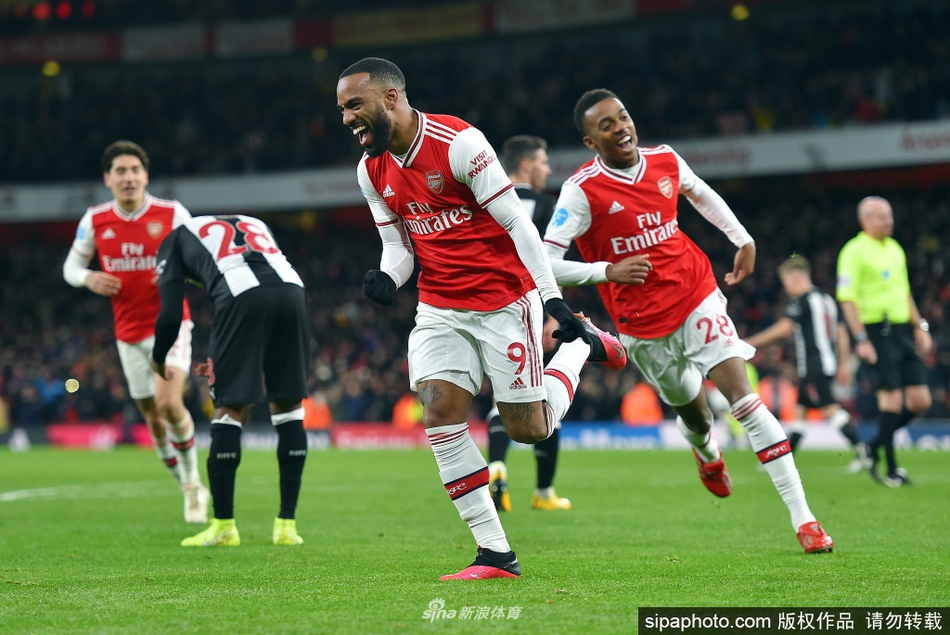 空旷的看台上，蓝色的座椅整齐排列，却空无一人，阳光照射下的茵茵绿草与寂静的看台形成鲜明对比，仿佛在诉说着绿茵场对球迷热切呐喊的无尽思念。