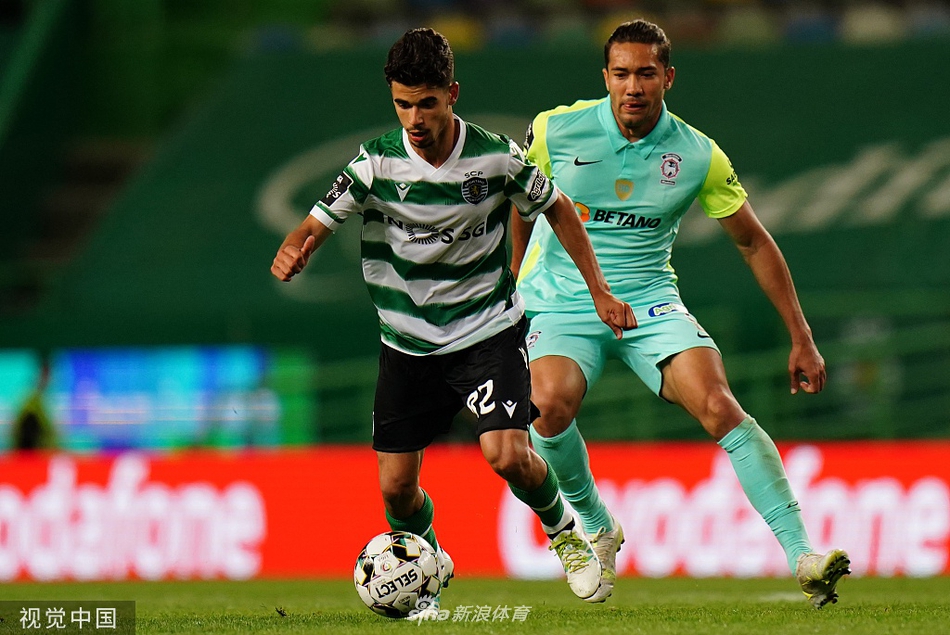 葡萄牙体育球员们紧紧相拥，庆祝进球瞬间，脸上的汗水与笑容交织出冠军的喜悦