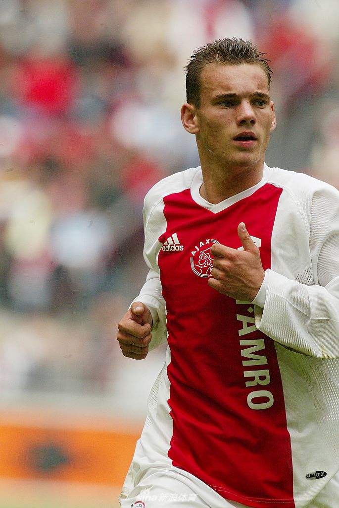 从阿贾克斯青训营走出的斯内德，将天赋带到了米兰、马德里和伊斯坦布尔，每一处都留下了他标志性的滑跪庆祝