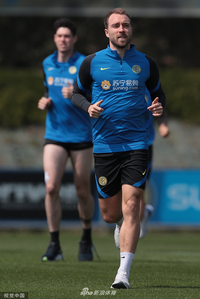 卢卡库在训练中面带笑容，展现出极佳的竞技状态，他的身体对抗和门前感觉将是国米撕开对手防线的关键武器。