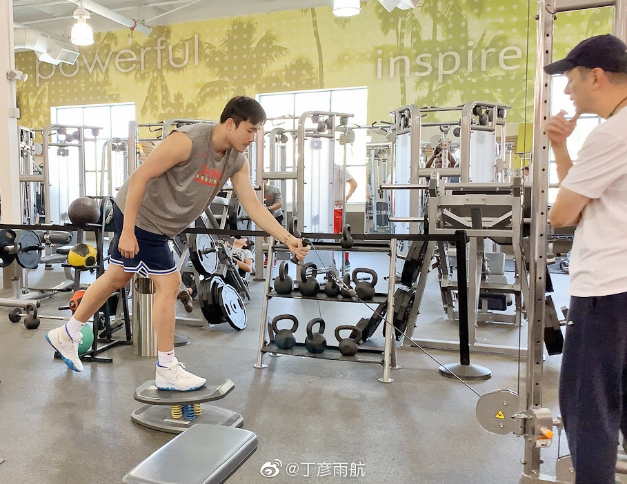 空无一人的山东男篮训练馆内灯光昏暗,丁彦雨航的球衣静静挂在更衣柜一角,对面的墙壁仿佛一道无法逾越的屏障