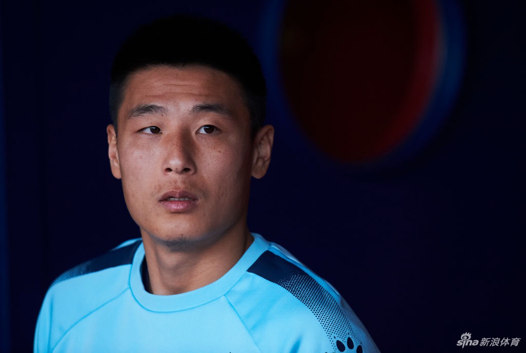 新闻发布会上的武磊，面对镜头从容自若，桌前的麦克风林立，他眼神中透露出超越年龄的沉稳与自信，仿佛在告诉世界中国球员无惧任何挑战。
