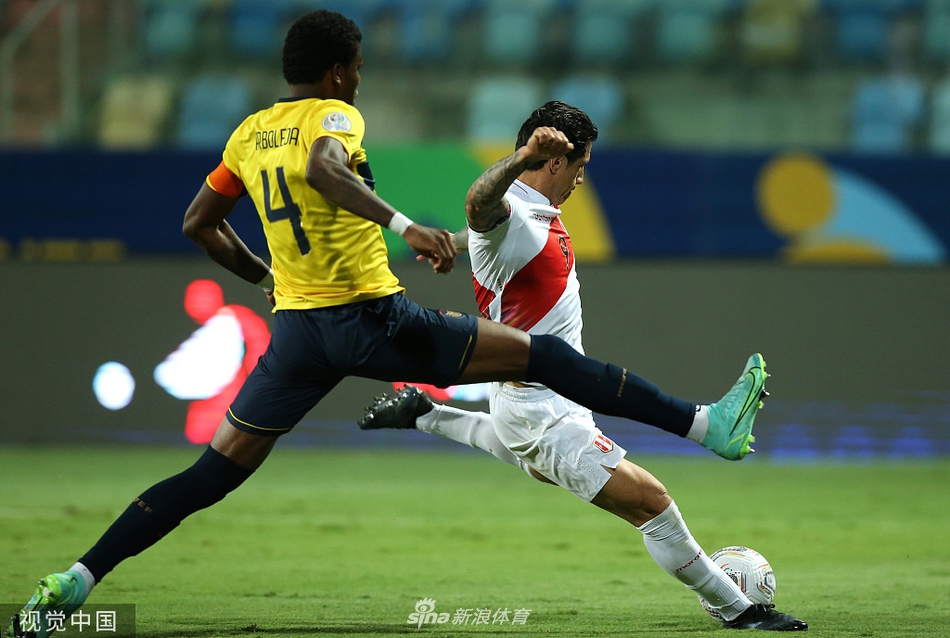 开场哨响，厄瓜多尔与秘鲁的球员们踏入绿茵场，眼神中写满对胜利的渴望，一场充满南美足球激情的战役就此点燃。