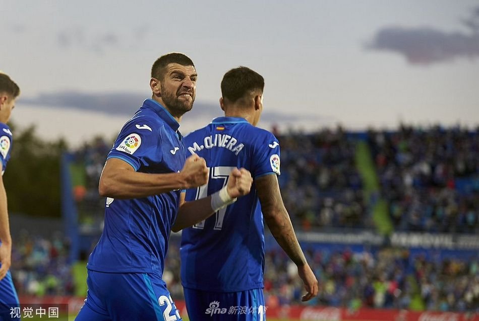 苏亚雷斯在梅开二度后，霸气地握拳怒吼，宣泄着内心的激情与压力，身后是无奈看天的赫塔菲门将