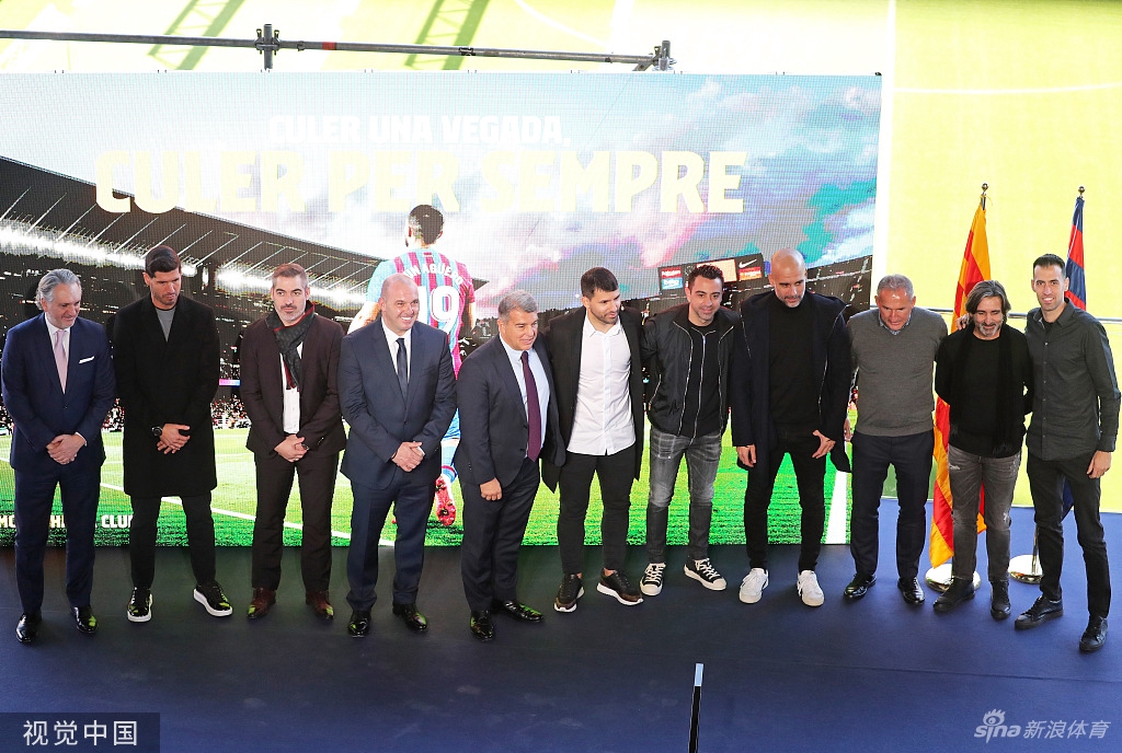 发布会现场，阿圭罗低头沉思，侧影显得孤独而坚定，面前摆放着众多媒体话筒。