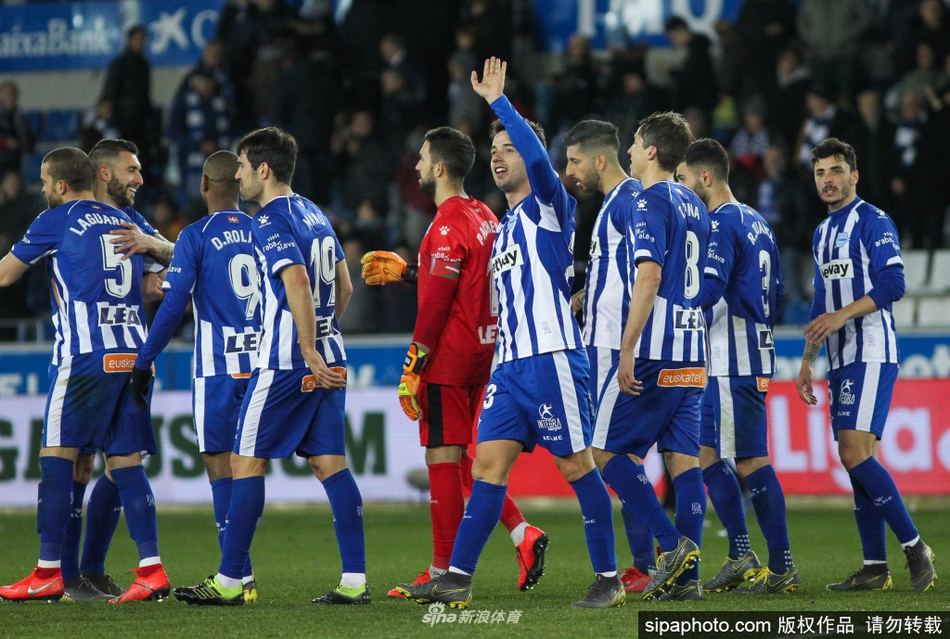 一名全副武装的医护人员正在仔细整理手中的核酸检测试管，身后的背景是模糊的体育场通道，这一幕成为当时运动员们赛前必须经历的日常写照。