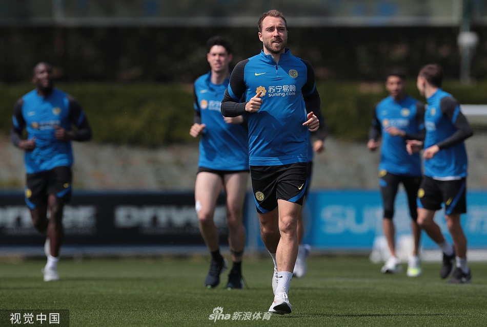 在夕阳的余晖下，国际米兰的球员们正围成一圈，聚精会神地聆听孔蒂的战术部署，仿佛一场大战前的誓师。