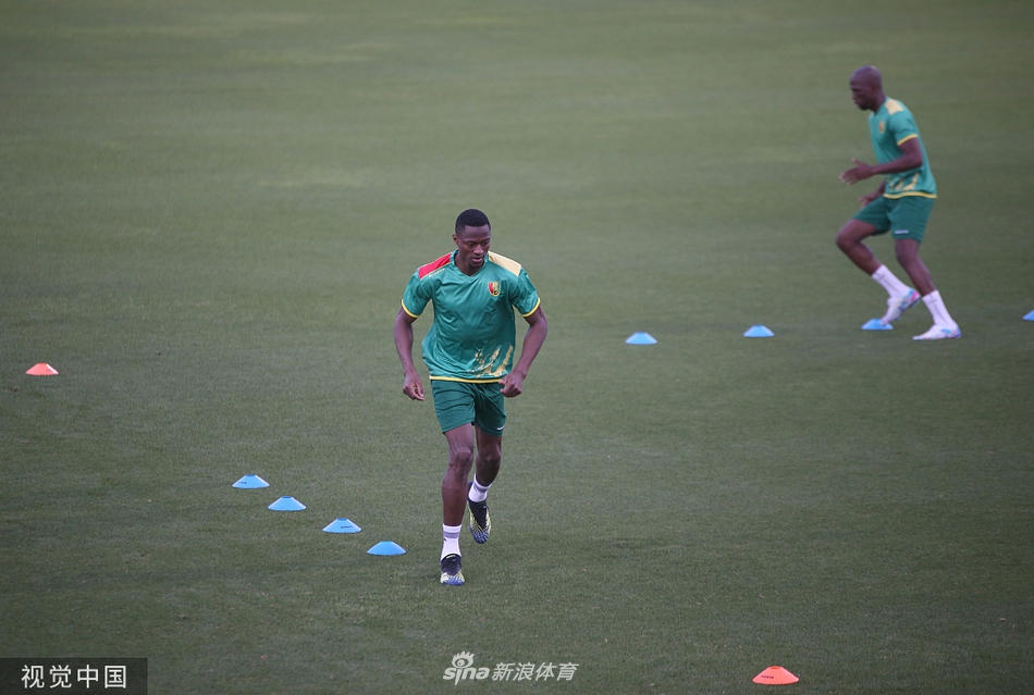 队长纳比·凯塔在训练间隙独自运球，他低垂的眼帘下是冷静的思考，作为利物浦的球星，他将在这片陌生的土地上扛起几内亚进攻的大旗。