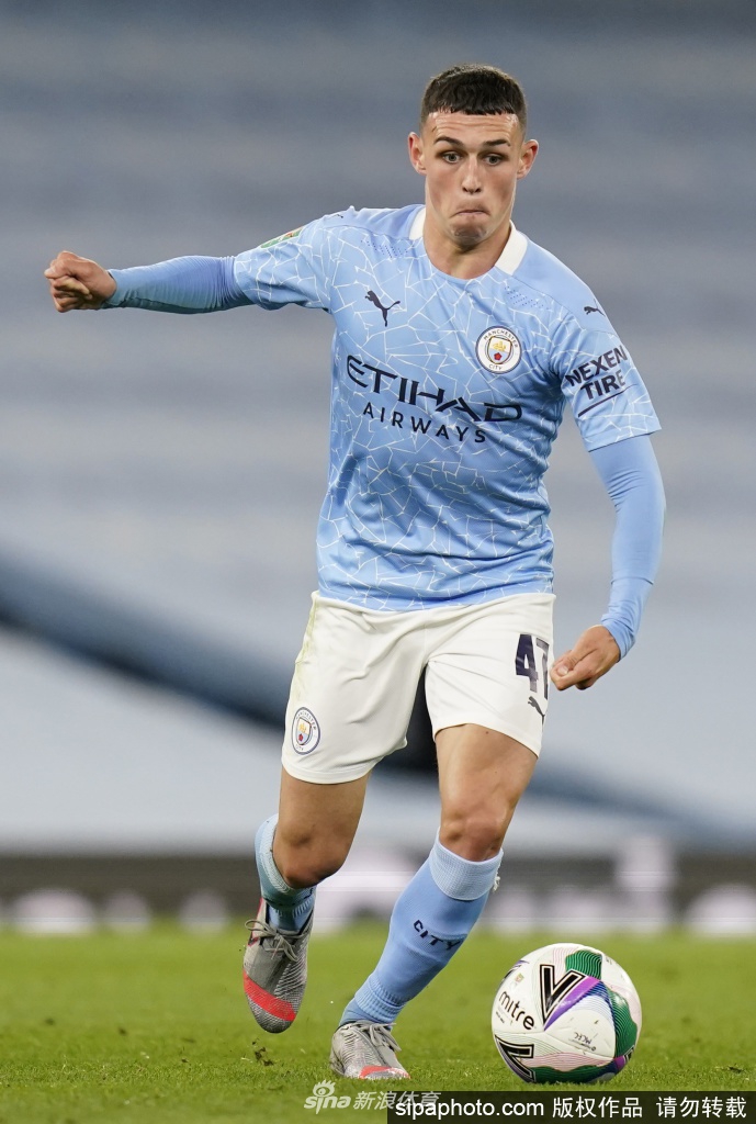 在对手的贴身紧逼下，福登依然从容护球，稚嫩的面庞下是与他年龄不符的沉稳与大将之风。