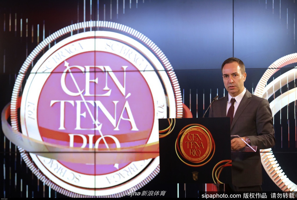 尽管没有比赛日的喧嚣，但布拉加球迷在百年庆典上点燃的红色烟火，照亮了城市上空，那是对过往峥嵘岁月的致敬，也是对未来征程的热情宣言。