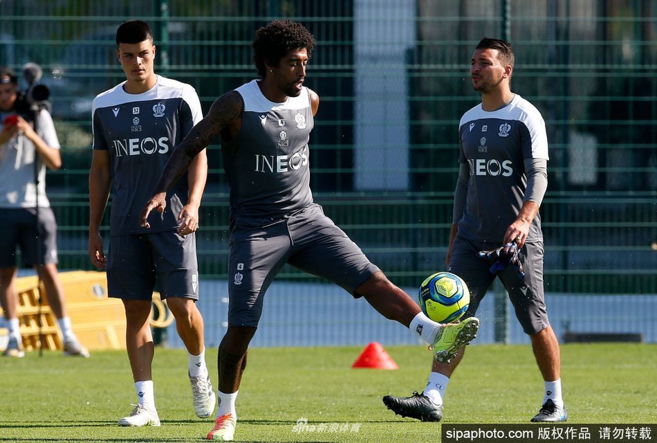 两名尼斯队员在抢圈对抗中眼神如炬，脚下的皮球仿佛被地中海的热浪黏住，每一次触球都充满韵律感。