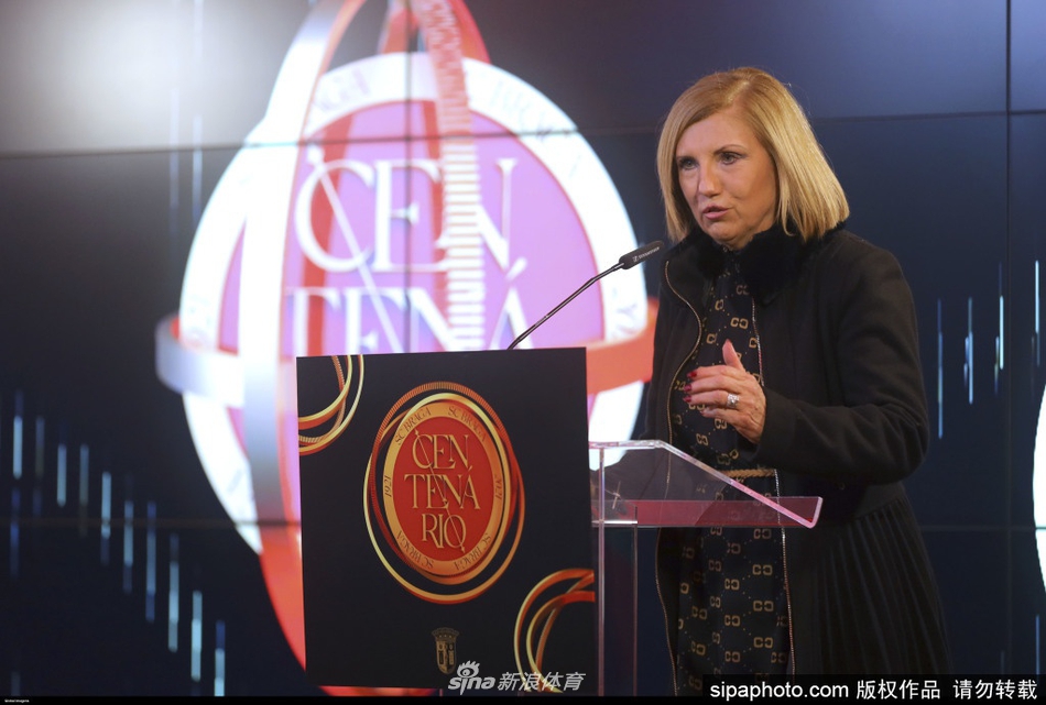 庆典现场，一面巨大的布拉加队旗在球迷方阵中传递，仿佛百年岁月的接力棒，每一双托举的手都传递着对俱乐部未来百年的无限憧憬。