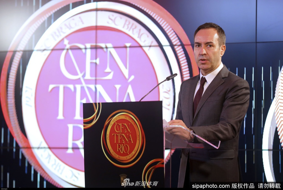 在布拉加俱乐部百年庆典的璀璨灯火下，布拉加市政球场化作一片红白色的欢乐海洋，球迷们挥舞着围巾，向这座见证球队崛起的独特球场致敬。